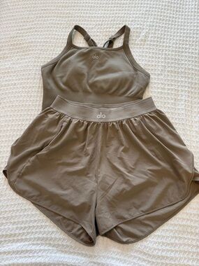ALO Yoga Women's Athletic Shorts and Tank Set - Light Cocoa